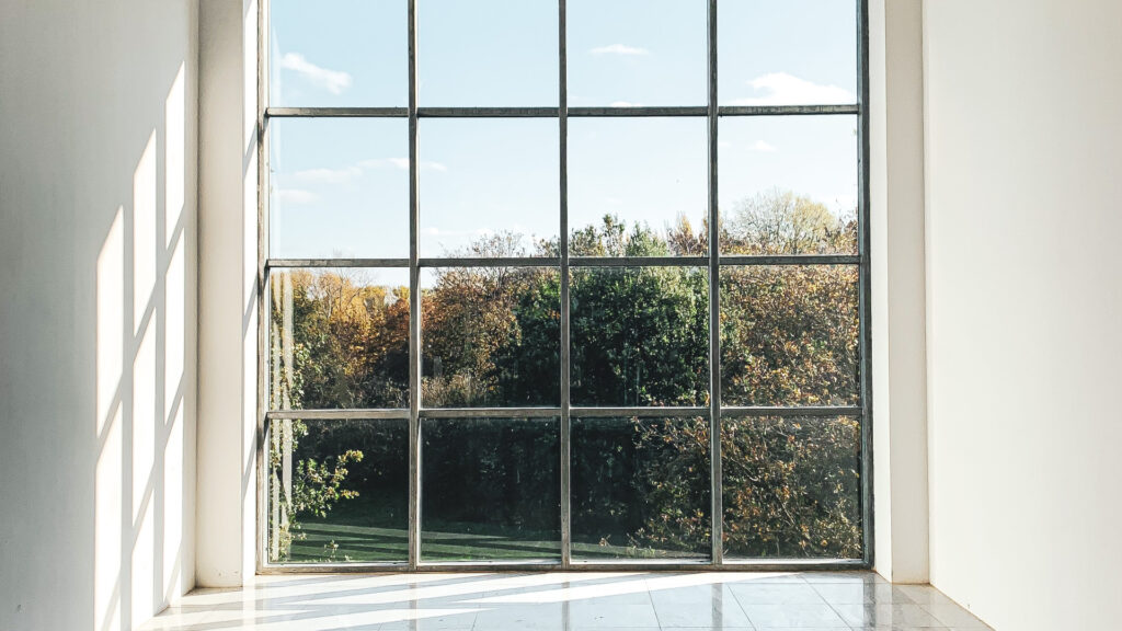 Les avantages multiples des grandes fenêtres dans votre habitat